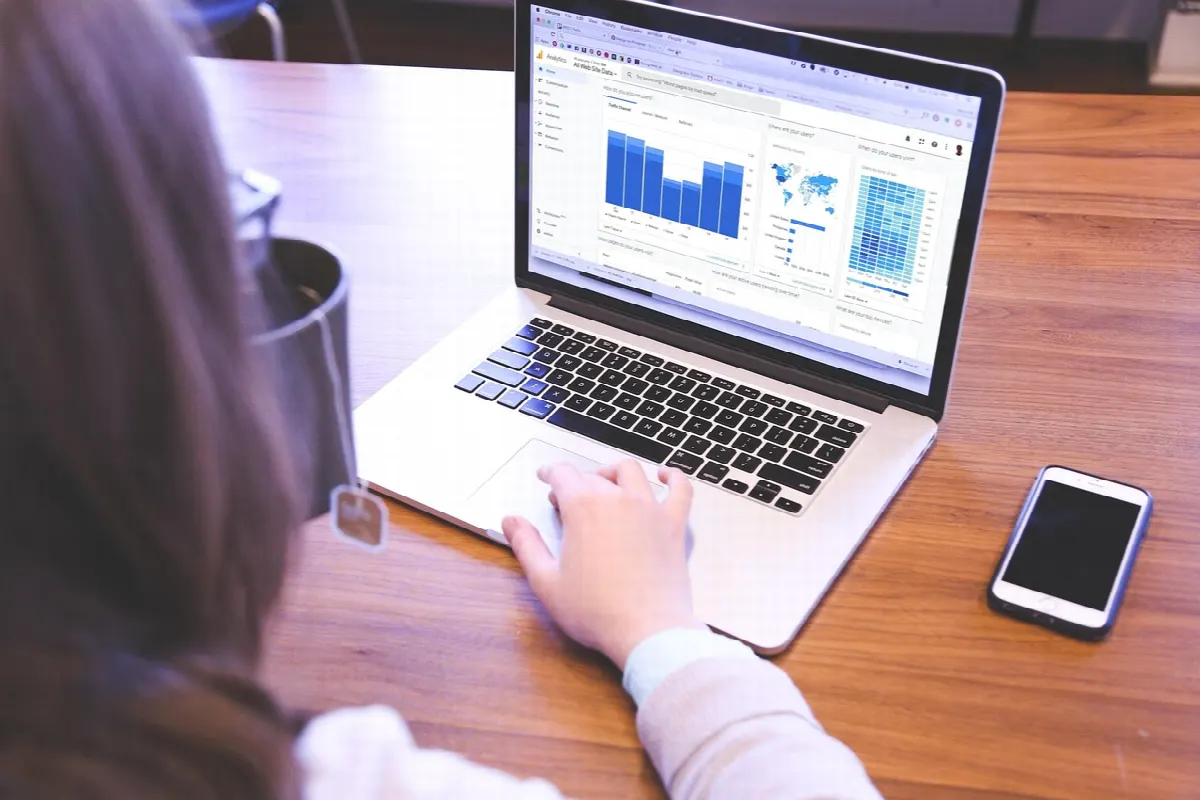 Tela de checkout em laptop com formulário aberto